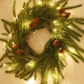 Künstlicher Weihnachtskranz mit Kiefernnadeln, Tannenzapfen und warmer LED-Lichterkette - 30cm-Mit 1m LED-Licht
