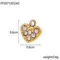 Detalle macro del colgante de corazón dorado de 0,6 cm con cinco strass y medidas - Estilo Dorado con Cinco Diamantes de Imitación Pavé (FP30712D2A0)
