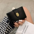 Detail eines minimalistischen schwarzen PU-Leder Kartenhalters mit goldenem Drehverschluss - Schwarz