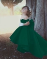 Robe de demoiselle d'honneur vert foncé à épaules dénudées avec nœud et ourlet haut-bas - Ourlet Haut-Bas Haut et Bas / Vert / Style Personnalisé