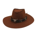 Chapeau de cowboy marron avec bande ethnique et pendentif tête de taureau sur fond blanc - Taille unique / Café (Style Taureau Coloré)