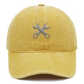 Détail de la broderie de clés croisées sur une casquette en coton lavé jaune - Jaune