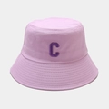 Détail du chapeau bob lavande avec lettre C brodée en violet sur un tissu de coton doux - M (56-58cm) / Mauve Clair