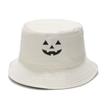 Vista detallada del bordado negro de cara de calabaza en un sombrero de pescador blanco - M (56-58cm) / Beige