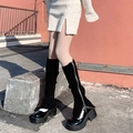Dettaglio di scaldamuscoli neri Y2K a maglia con zip argentata e scarpe con zeppa - Nero