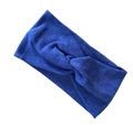 Dettaglio della fascia da yoga in maglia a coste blu con elegante design a nodo frontale - Blu zaffiro