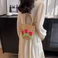 Stroh-Eimertasche mit rosa Tulpenstickerei und elegantem weißem Perlen-Schultergurt - Khaki