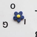 Pendentif fleur bleue avec centre jaune et trou de suspension pour bricolage et porte-clés - Bleu Royal