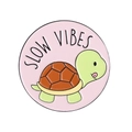Broche ronde en émail rose avec tortue de dessin animé et texte SLOW VIBES sur fond blanc - Tortue Slow Vibes
