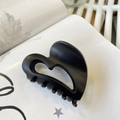 Gros plan détaillé d'une grande pince à cheveux noire mate en forme de cœur sur fond blanc - Boucle Papillon Cœur Moyen (env. 6,5 cm) / Noir mat