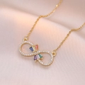 Gouden infinity ketting met kleurrijke kristallen vlinder hanger op zijden stof - Goud Met Gekleurde Strass-steentjes