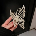 Vista detallada de la pinza de pelo de mariposa dorada con diamantes y perlas blancas - 2# Perla