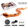 Serpente giocattolo telecomandato giallo marrone con corpo segmentato e cavo USB - Serpente a Sonagli RC con Macchie Arancioni e Gialle (218B-6A)