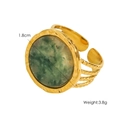 Detail van een gedraaide gouden ring met een groene steen van 1,8 cm en 3,8 g gewicht - Afrikaanse Jade