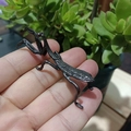 Figura en miniatura de mantis religiosa de latón vintage con detalles realistas - Mantis negra antigua
