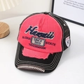 Cappellino da baseball vintage con ricamo Hawaii e dettagli usurati vista 45° - Rosa