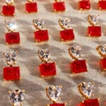 Elegantes pendientes cuadrados rojos con circón de corazón blanco y montura dorada - Rojo y Dorado