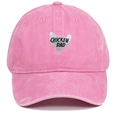 Détail de la casquette rose en coton délavé avec motif Chicken Dad brodé - Rose