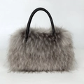 Borsa tote grigia in ecopelliccia con manici in pelle nera e consistenza felpata - Grigio