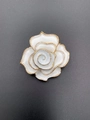 Elegante spilla a camelia bianca con bordi in perline dorate e finitura vintage - Oro Bianco