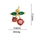 Detalle de colgante de cereza bañado en oro 18k con cristales rojos y gemas verdes - Estilo Cereza Roja (DZ-132)