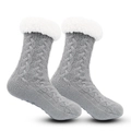 Detailansicht grauer Strick-Hausschuhsocken mit weißem Plüschrand und rutschfester Sohle - Einheitsgröße / Zopfmuster Hellgrau