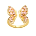 Nahaufnahme eines goldenen Schmetterlingsrings mit rosa und klaren Edelsteinen - Einstellbar Offen / Rosa