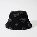 Dettaglio cappello bucket invernale in lana di agnello con jacquard di farfalle viola - M (56-58cm) / Nero