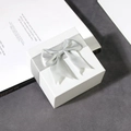 Élégante boîte à bijoux carrée blanche avec ruban et nœud en satin gris argent - 8.7*8.7*5cm / Blanc