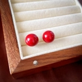 Boucles d'oreilles boules rouges élégantes avec finition polie sur écrin en bois - 39# Perle Rouge 12mm