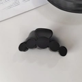 Vue détaillée de dessus d'une pince à cheveux noire mate au design minimaliste circulaire - Pince à Cheveux à Points Noire