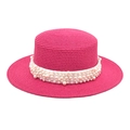 Détail du chapeau de paille fuchsia à haut plat avec élégante bande de perles blanches - M (56-58cm) / Rose rouge