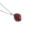 Collar minimalista de plata con colgante de jaspe rojo liso de forma irregular - Jaspe Rojo