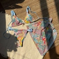 Conjunto de bikini de tres piezas con estampado paisley colorido y pareo a juego - S / Conjunto de 3 Piezas Azul