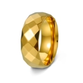 Makro-Detail des 8mm vergoldeten Rings mit geometrischer Facettenoberfläche und polierter Kante - US 7 / Gold