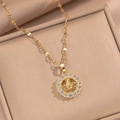 Elegante collana dorata con ciondolo a pianeta e cristalli di zircone su portagioie - Oro