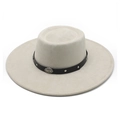 Beige wollen hoed met platte bovenkant, zwarte band met studs en vintage embleem - M (56-59cm) / Gebroken Wit Suède