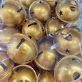 Confezione di campanelli natalizi dorati da 50mm con motivi a stella in busta - Oro Verniciato di Natale