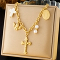 Goldenes religiöses Charm-Armband mit weißem Kreuz, Engel und Perlen auf einem Ständer - Religiöser Engel Kreuz Armband Stil (N3325)