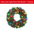 Couronne de Noël 40cm avec pommes de pin baies rouges et guirlande LED sur fond blanc - Style Lumière Multicolore / 40CM