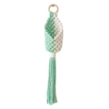 Detalle de colgador de plantas de macramé hecho a mano con cuerda de algodón y aro de madera - Verde/Blanco