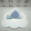 Niedliche blaue Plüsch-Katzenohren-Haarklammer mit weißem Pelzbesatz auf Wolkenkarte - Blau
