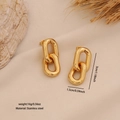 Strukturierte goldene Edelstahl-Kettengliederohrringe auf beigem Ästhetik-Hintergrund - Glatter und Gedrehter Ring-Stil (2#)