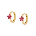 Dettaglio ravvicinato del marchio S925 su orecchini a fiore dorati con zirconi rossi - Oro Rosso Rosa