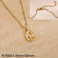Collana lettera C in acciaio al titanio dorato con cristalli e chiusura a moschettone - Lettera C Dorata (KN286972-Z)