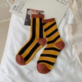 Wadenhohe Baumwollsocken mit schwarz-gelben Streifen und Akzenten in Rostrot - Einheitsgröße / Schwarz und Gelb Gestreift