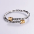 Pulsera de cable ajustable en acero inoxidable con terminales dorados y diseño trenzado - Dorado