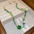 Détail du collier de perles vertes faites à la main avec fermoir mousqueton en argent et boîte - Perles de style forêt cœur vert (33# Collier)