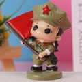 Figurine de soldat en résine style dessin animé en uniforme vert tenant un drapeau - Figurine Unique Tenant un Drapeau Rouge