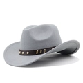 Cappello da cowboy grigio in feltro di lana con fascia in pelle con borchie, vista a 45 gradi - M (56-58 cm) Regolabile / Grigio chiaro